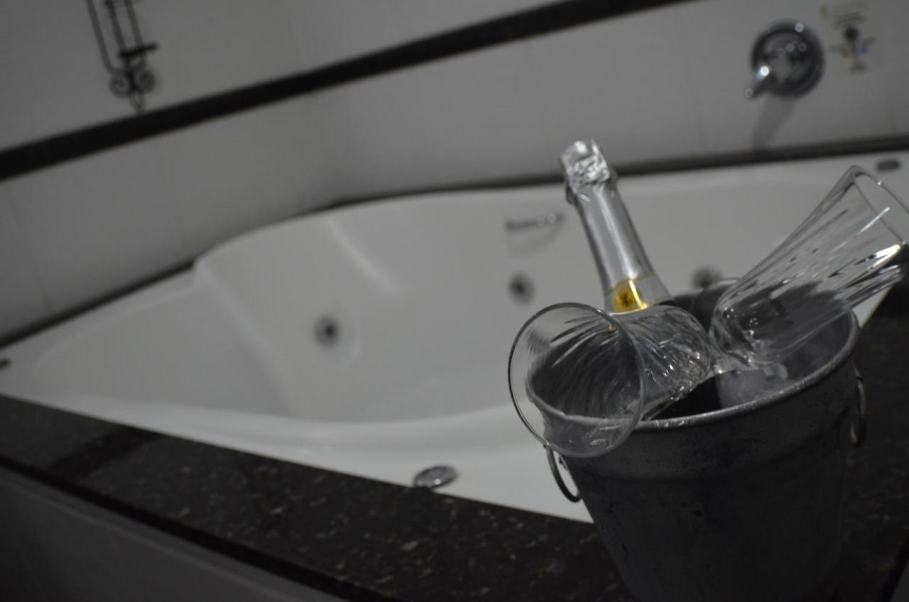Constantino Hotel E Eventos جويز دي فورا المظهر الخارجي الصورة A bottle of champagne in a champagne bucket