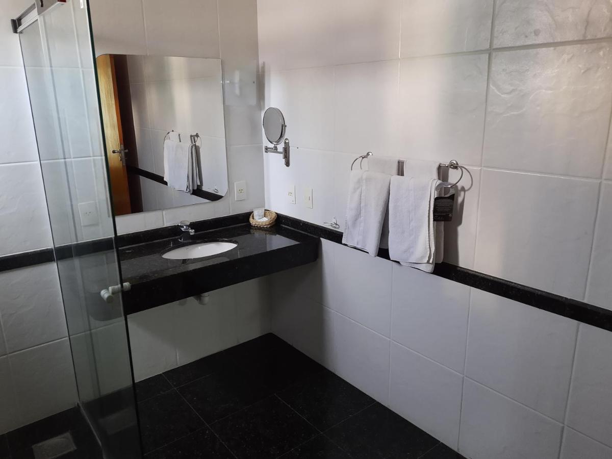 Constantino Hotel E Eventos جويز دي فورا المظهر الخارجي الصورة Bathroom