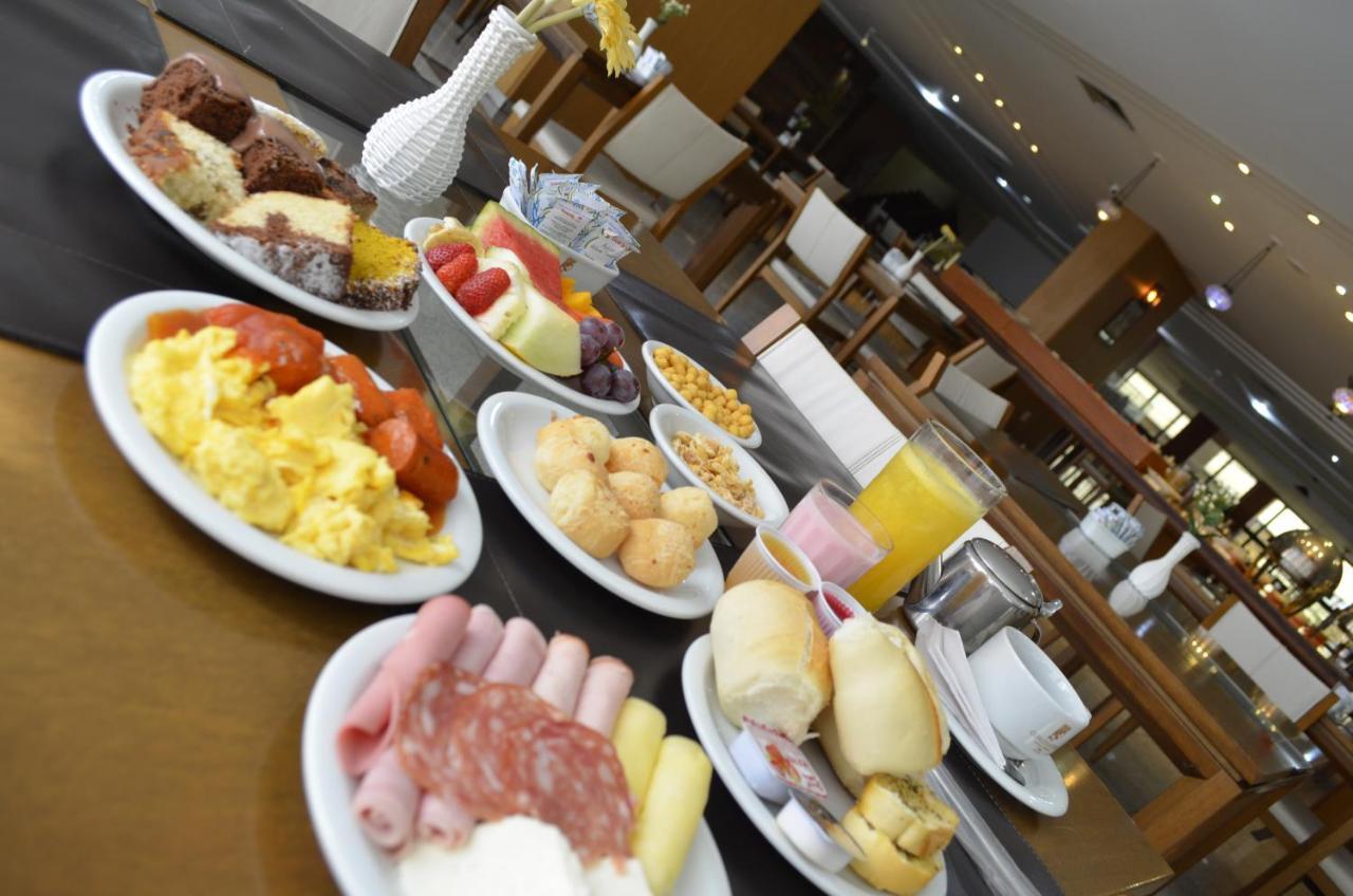 Constantino Hotel E Eventos جويز دي فورا المظهر الخارجي الصورة A breakfast buffet