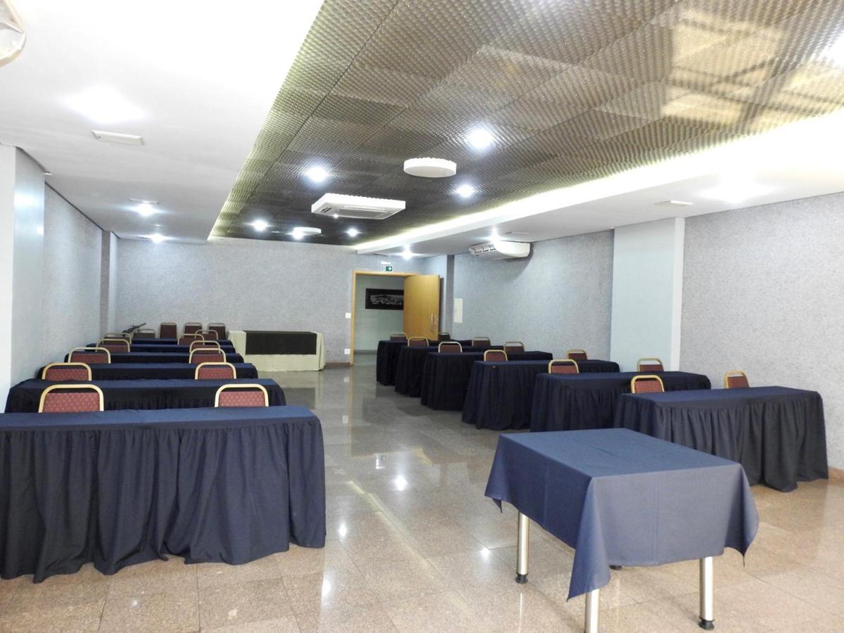 Constantino Hotel E Eventos جويز دي فورا المظهر الخارجي الصورة A conference room at the hotel