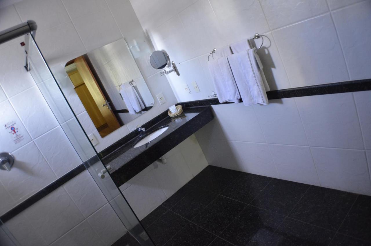 Constantino Hotel E Eventos جويز دي فورا المظهر الخارجي الصورة Bathroom