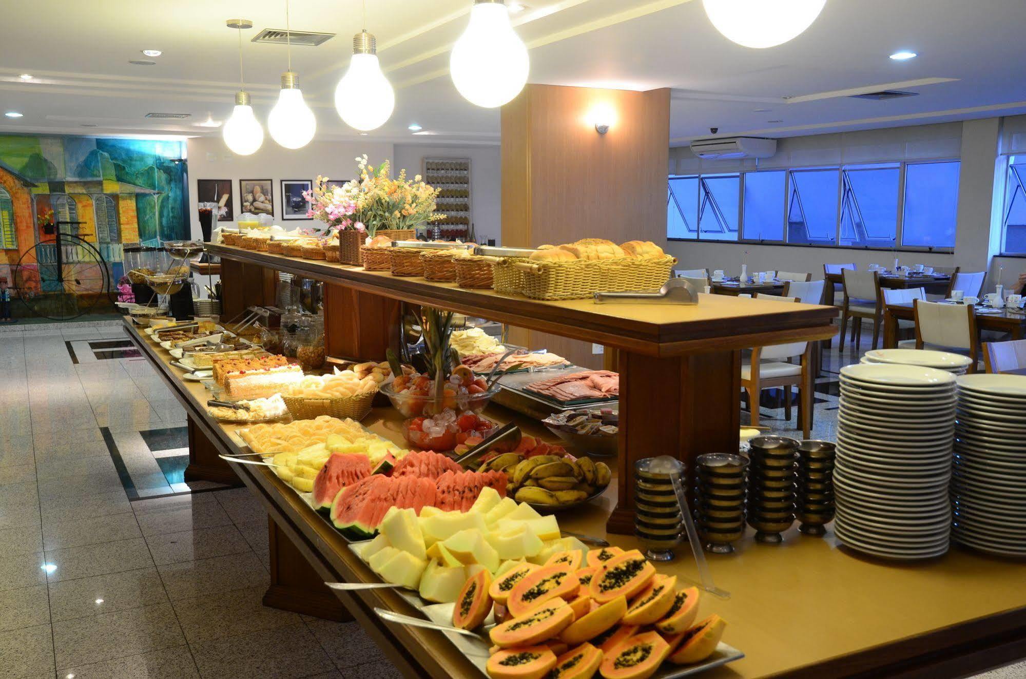 Constantino Hotel E Eventos جويز دي فورا المظهر الخارجي الصورة A buffet at a hotel
