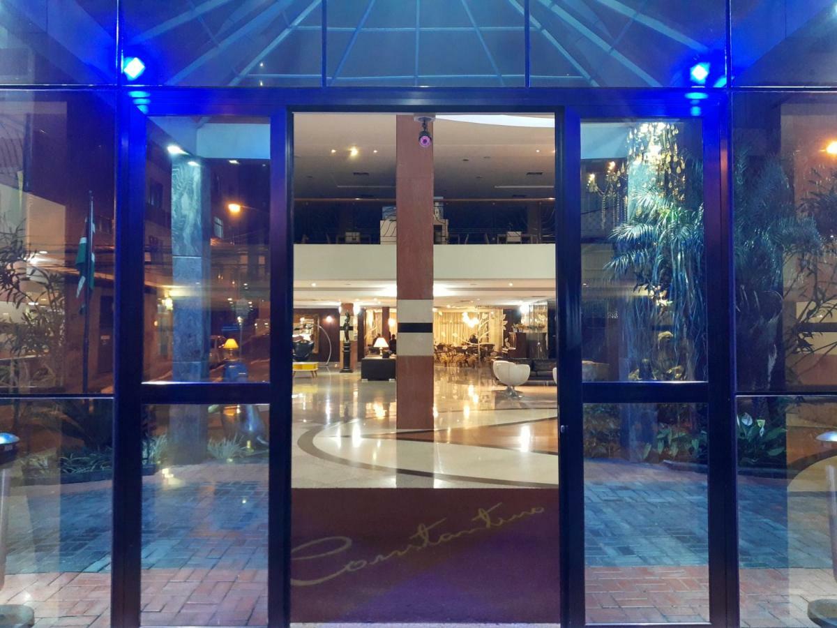 Constantino Hotel E Eventos جويز دي فورا المظهر الخارجي الصورة Entrance to the lobby